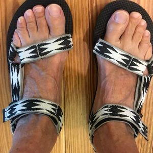 TEVA SANDALS : size 7